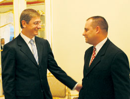 02.JPG (13050 bytes)