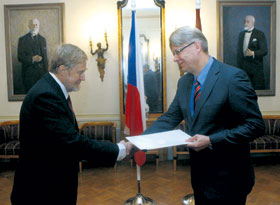 02.JPG (16317 bytes)