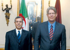 03.JPG (16080 bytes)