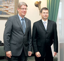 01.JPG (12070 bytes)