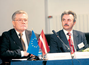 002.JPG (18313 bytes)