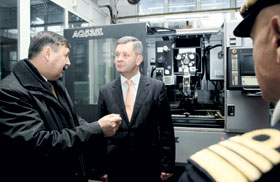 02.JPG (17061 bytes)