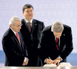 02.JPG (13487 bytes)