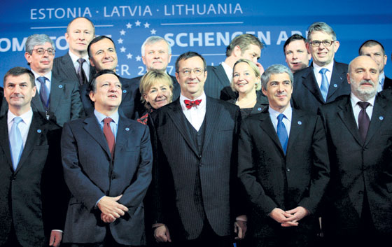 01.JPG (57569 bytes)