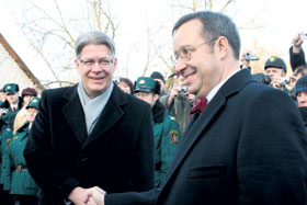 02.JPG (15598 bytes)