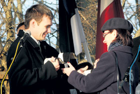 03.JPG (20381 bytes)