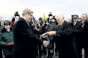 04.JPG (13413 bytes)