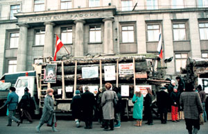 BARIKADES.JPG (25588 bytes)