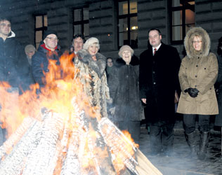 002.JPG (25223 bytes)