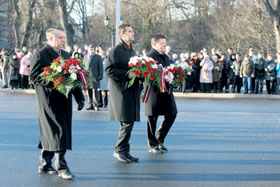 003.JPG (20893 bytes)