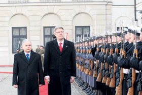 02.JPG (18539 bytes)