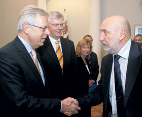 00.JPG (15387 bytes)