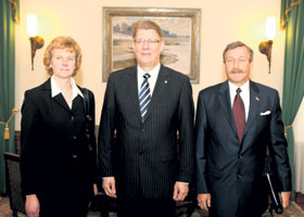 01.JPG (15699 bytes)