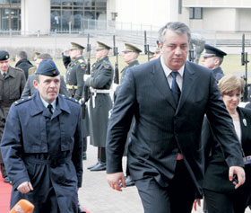 03.JPG (22517 bytes)