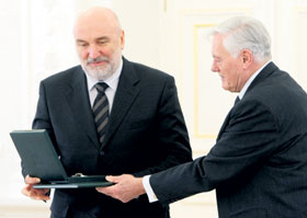 01.JPG (11902 bytes)