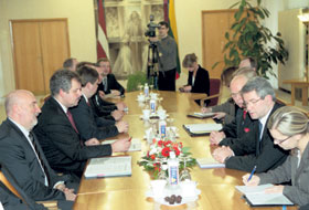 02.JPG (20193 bytes)