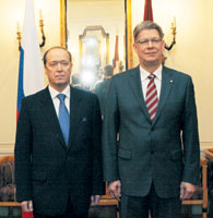 02.JPG (11730 bytes)