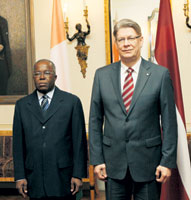 03.JPG (12810 bytes)