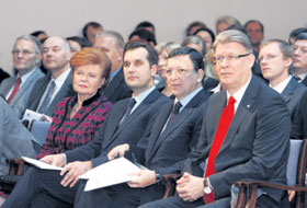 02.JPG (19154 bytes)