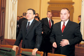 04.JPG (15535 bytes)