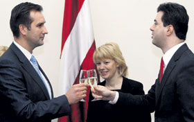 04.JPG (12960 bytes)