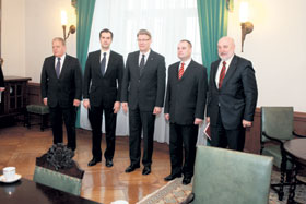 01.JPG (15562 bytes)