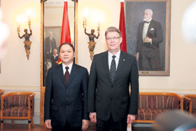 02.JPG (14644 bytes)