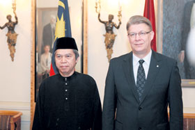 03.JPG (14296 bytes)