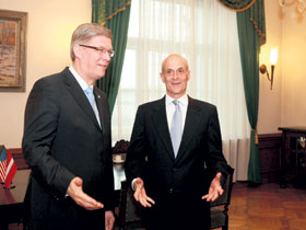 02.JPG (16007 bytes)