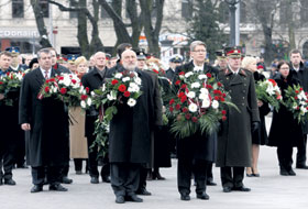 IZSUTITIE1.JPG (21220 bytes)