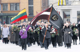 IZSUTITIE2.JPG (20023 bytes)