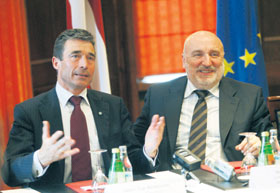 01.JPG (18267 bytes)