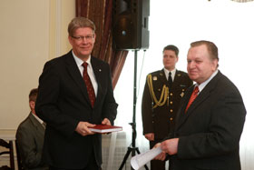 01.JPG (12484 bytes)