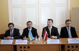 02.JPG (13175 bytes)