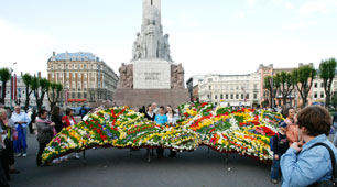 01.JPG (19547 bytes)