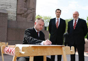 07.JPG (15487 bytes)