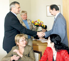 02.JPG (21820 bytes)