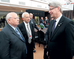 04.JPG (14964 bytes)