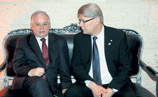 02.JPG (19855 bytes)