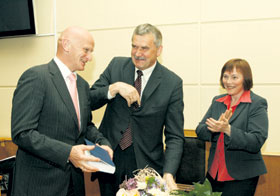 003.JPG (15966 bytes)