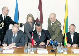 01.JPG (20775 bytes)