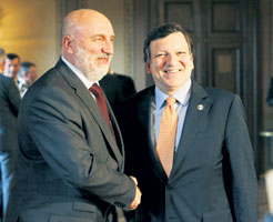 002.JPG (13547 bytes)