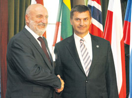 03.JPG (16213 bytes)