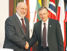 04.JPG (15429 bytes)