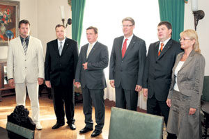 02.JPG (19130 bytes)