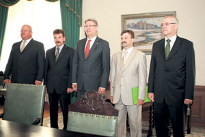 03.JPG (16526 bytes)