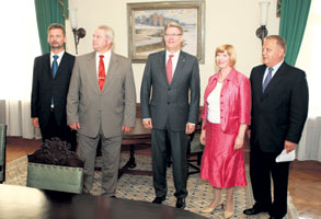 04.JPG (18672 bytes)