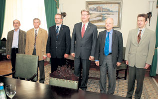 05.JPG (20427 bytes)