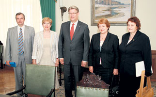 01.JPG (19231 bytes)