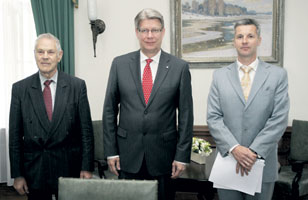 04.JPG (16553 bytes)